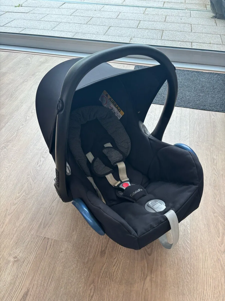 Maxi-cosi car seat and base - Image 1