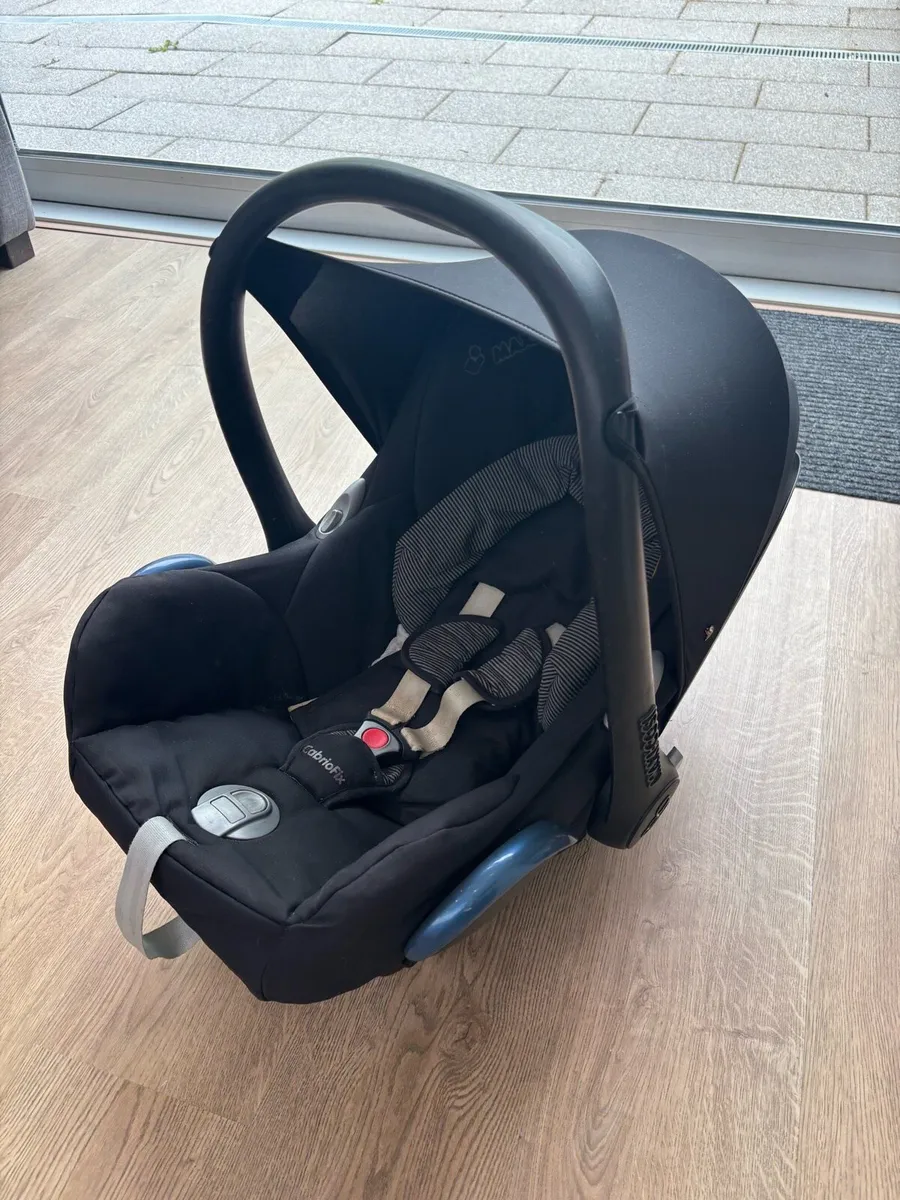 Maxi-cosi car seat and base - Image 2