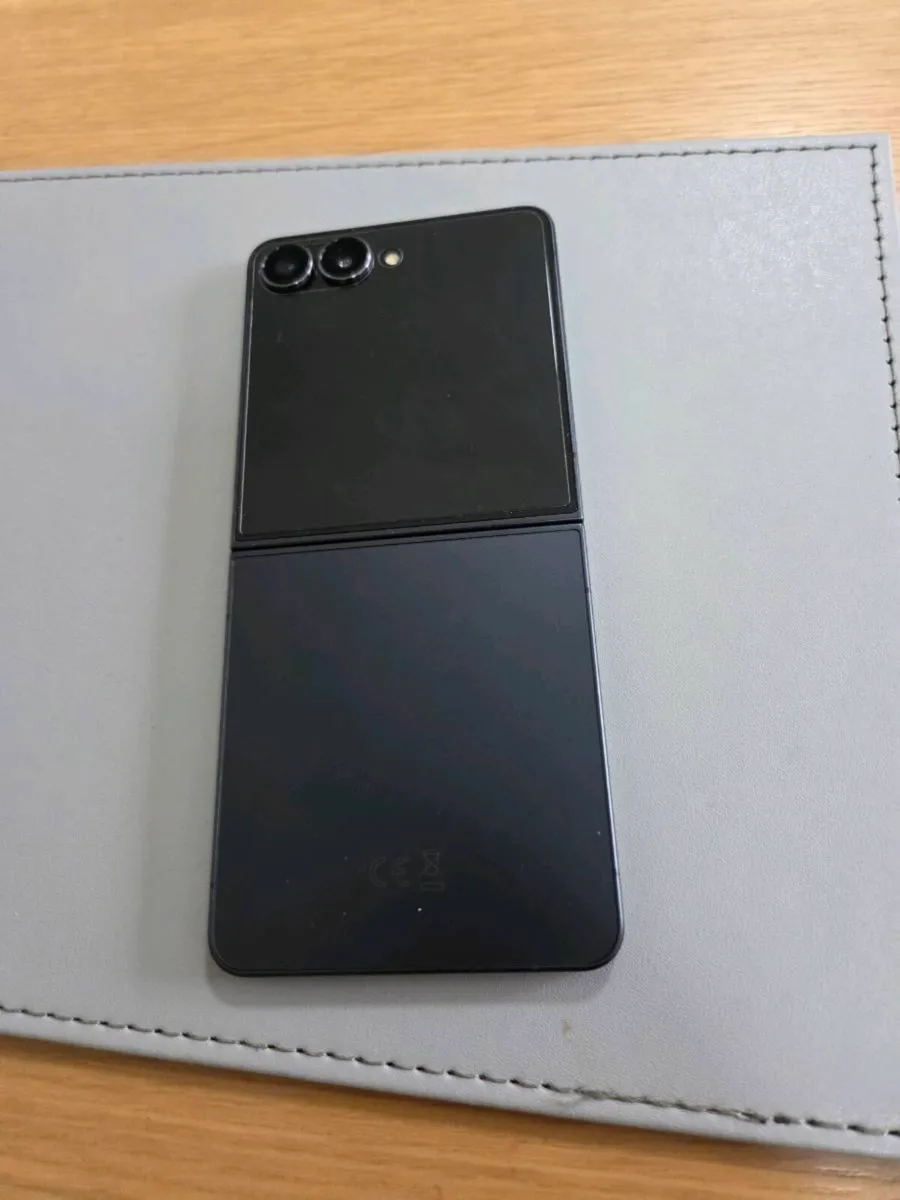Samsung zFlip 7 - Image 1