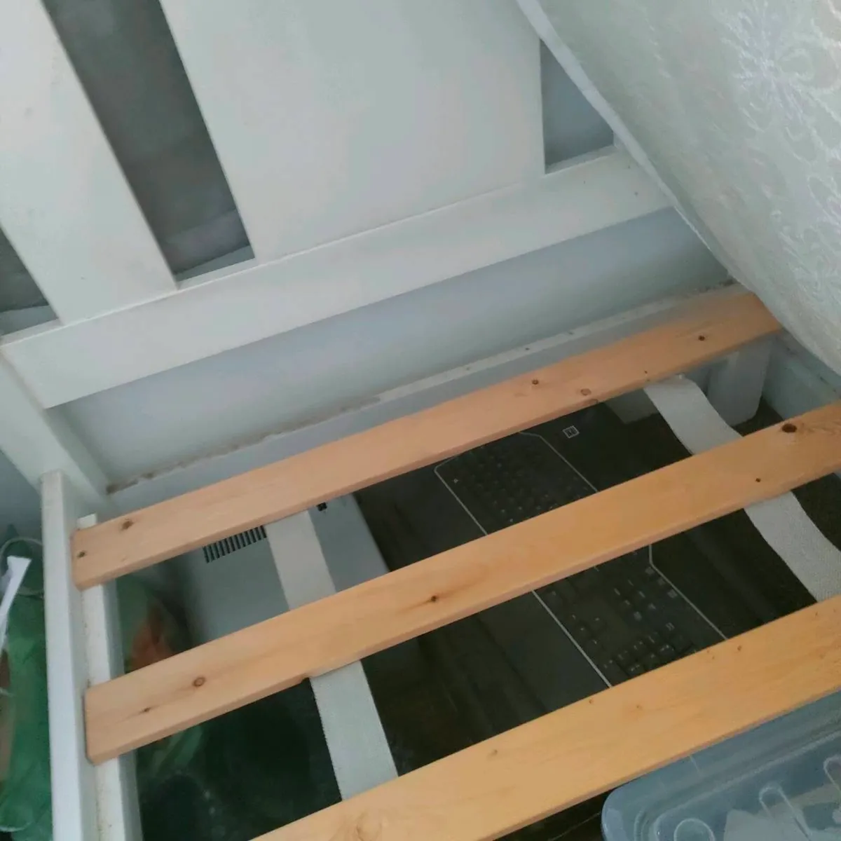 Single white bed - Image 3