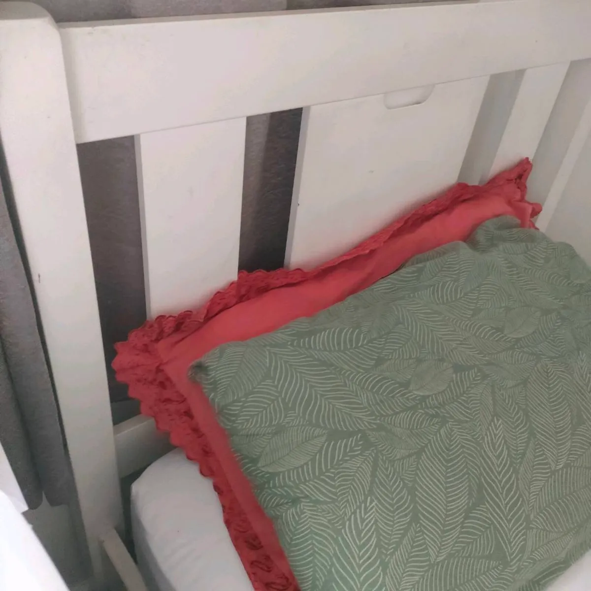 Single white bed - Image 2