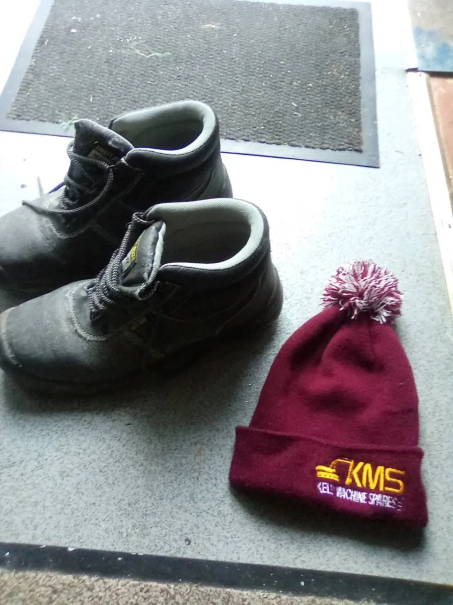SIZE.  12. WORK. BOOTS. AND. THERMAL. HAT - Image 3