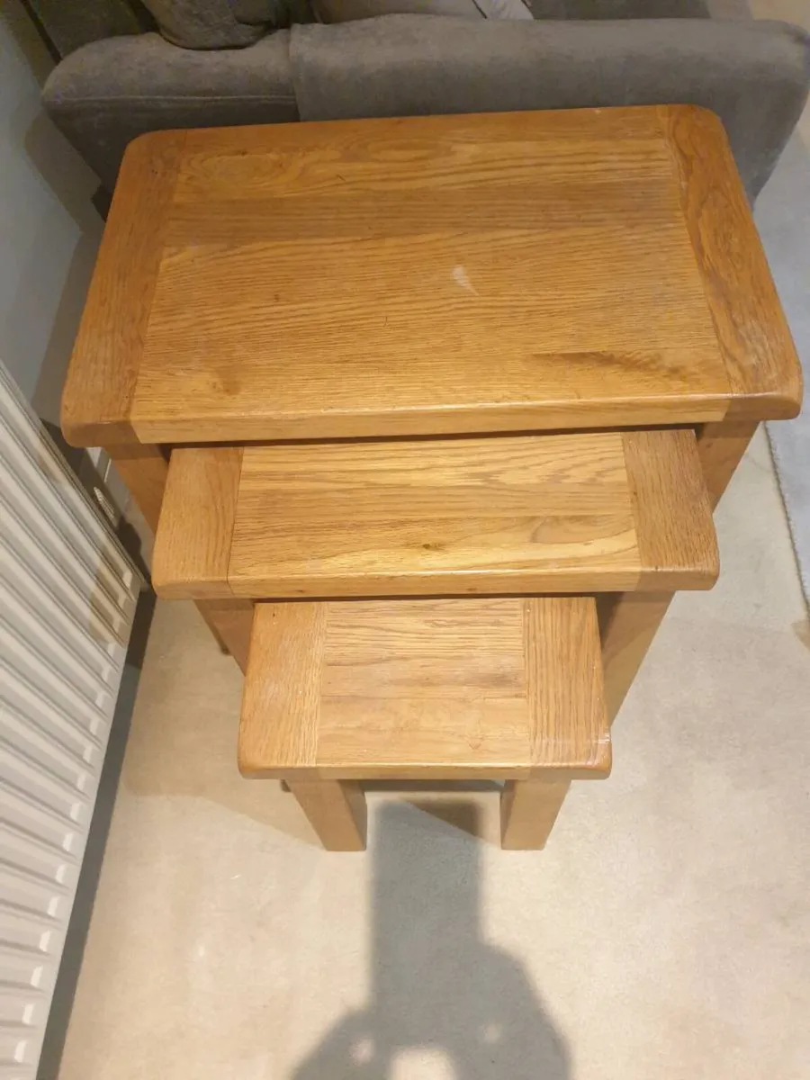 Nest of oak tables - Image 2