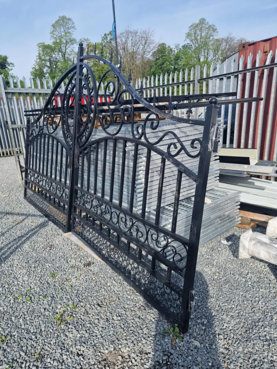 Entrance gates 14ft - Image 4