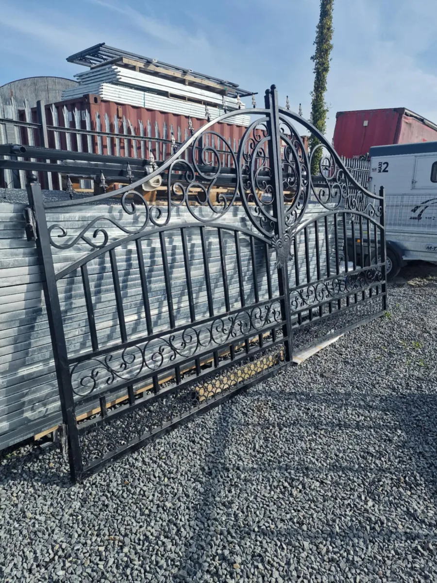 Entrance gates 14ft - Image 3