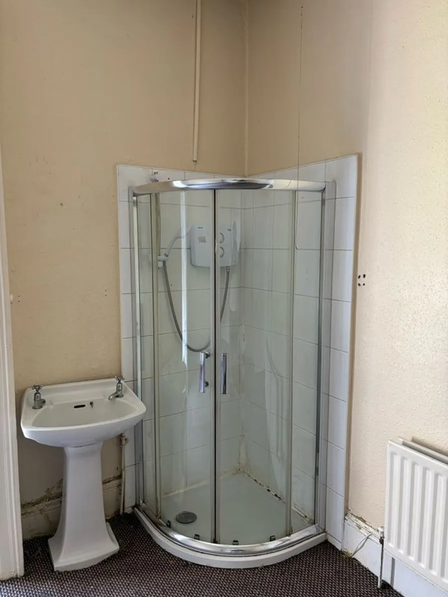 Showers, bathroom sinks, toilets and kitchenette sinks - Image 1