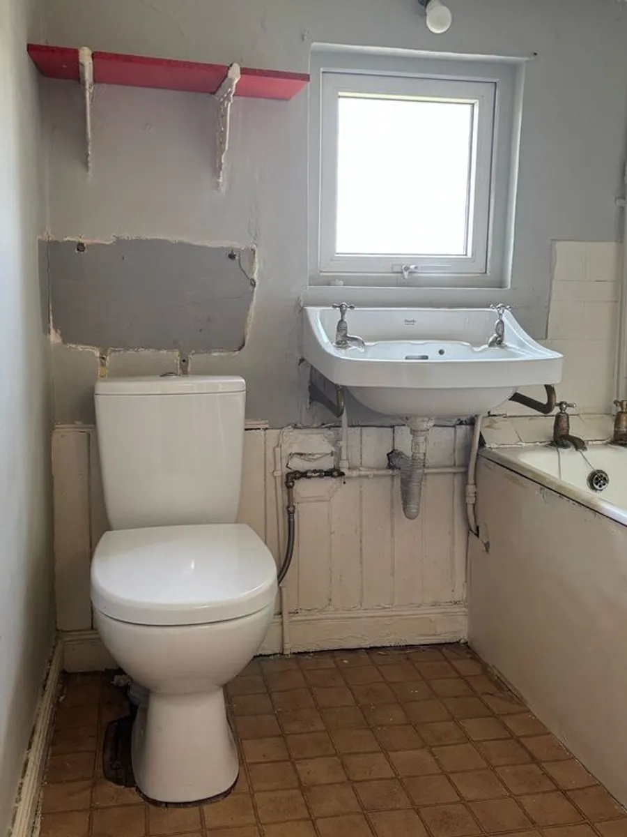 Showers, bathroom sinks, toilets and kitchenette sinks - Image 3