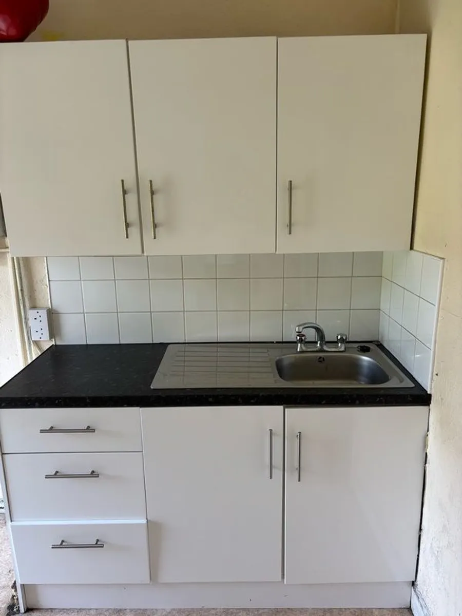 Showers, bathroom sinks, toilets and kitchenette sinks - Image 4