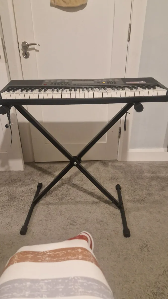 Keyboard and stand - Image 3
