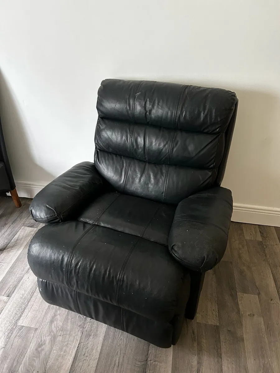 3 seater leather couch and leather arm chair - Image 1