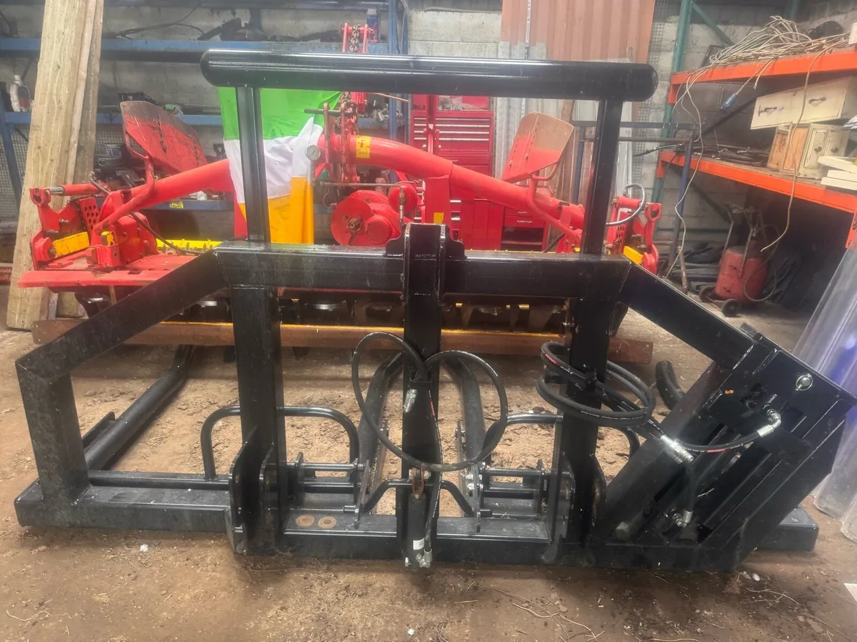 Double hydraulic bale lifter - Image 1
