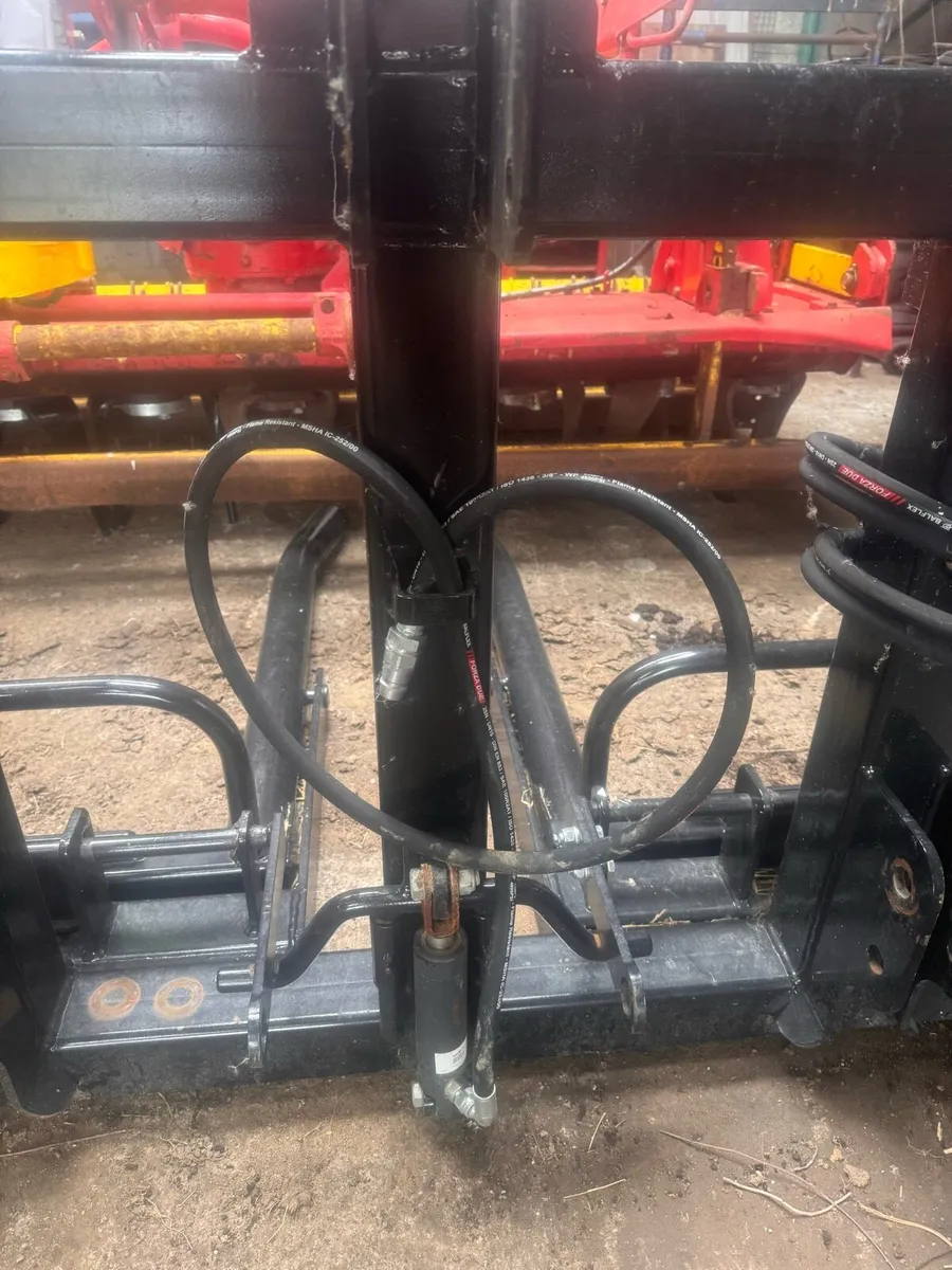 Double hydraulic bale lifter - Image 2