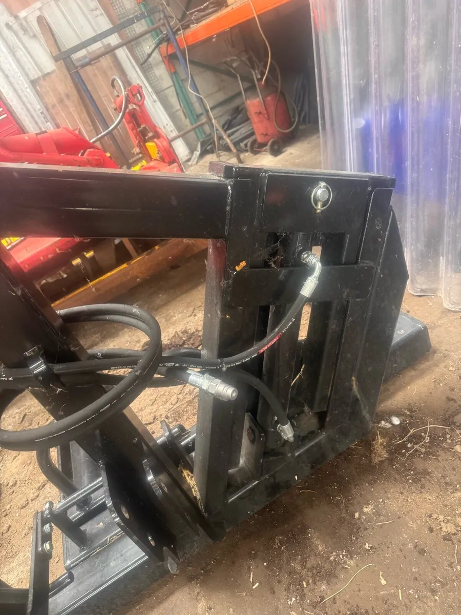 Double hydraulic bale lifter - Image 3