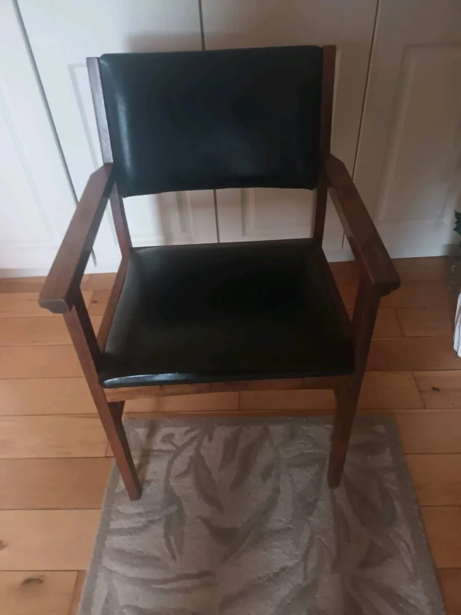 Chair 💺 - Image 1
