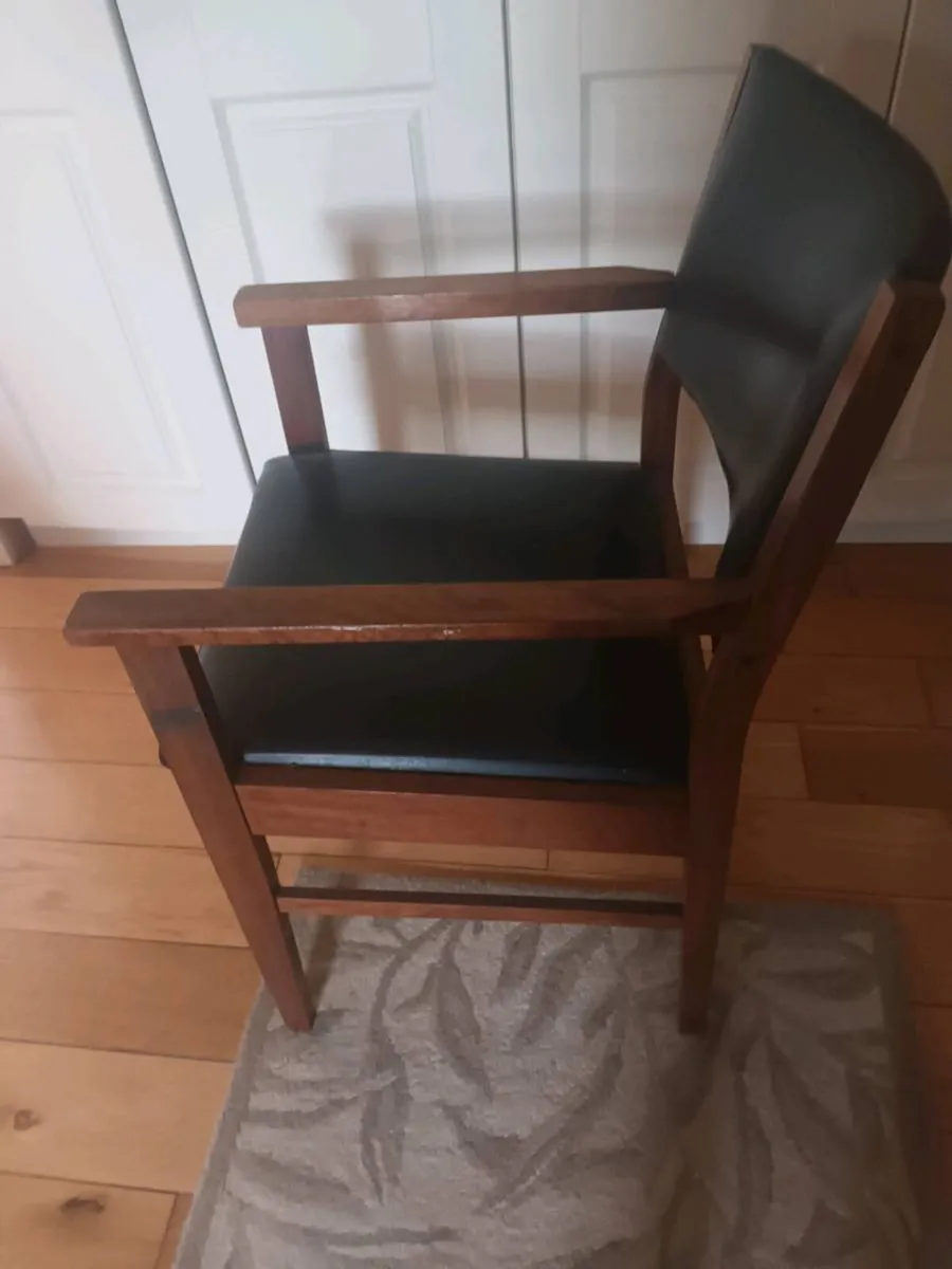 Chair 💺 - Image 2