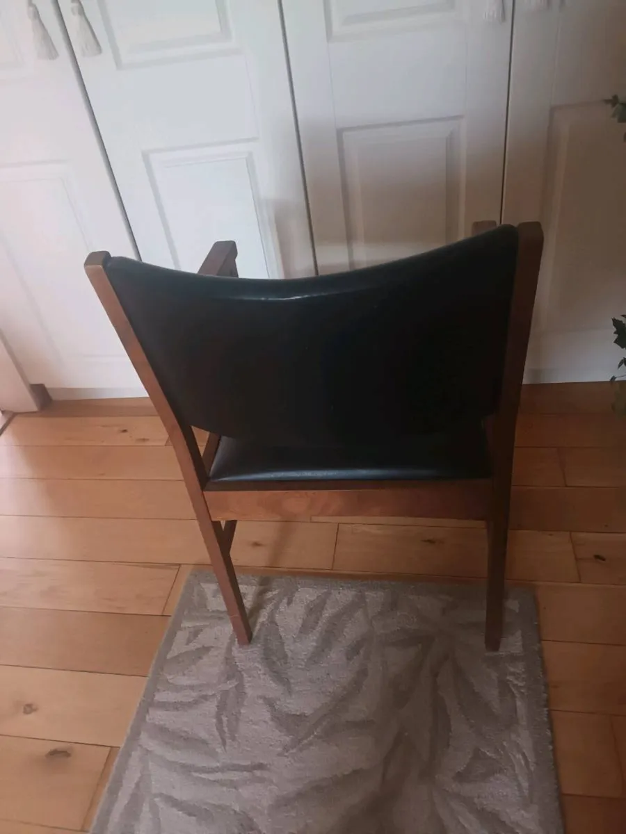 Chair 💺 - Image 3