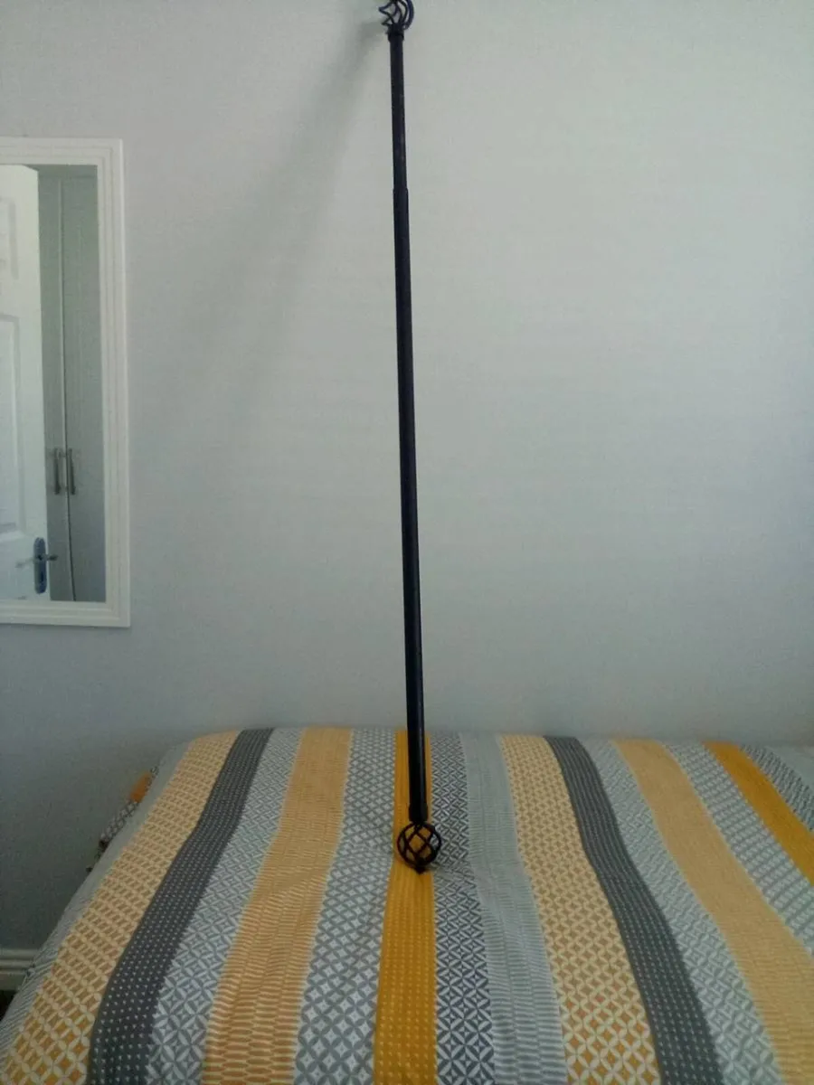 METAL.  CURTAIN. RAIL.  WITH. BRACKETS. - Image 1