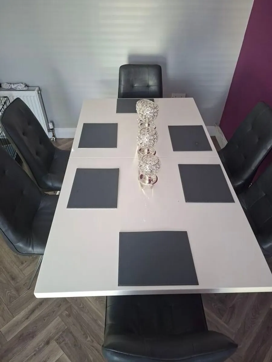 Dining table and 6 chairs - Image 1