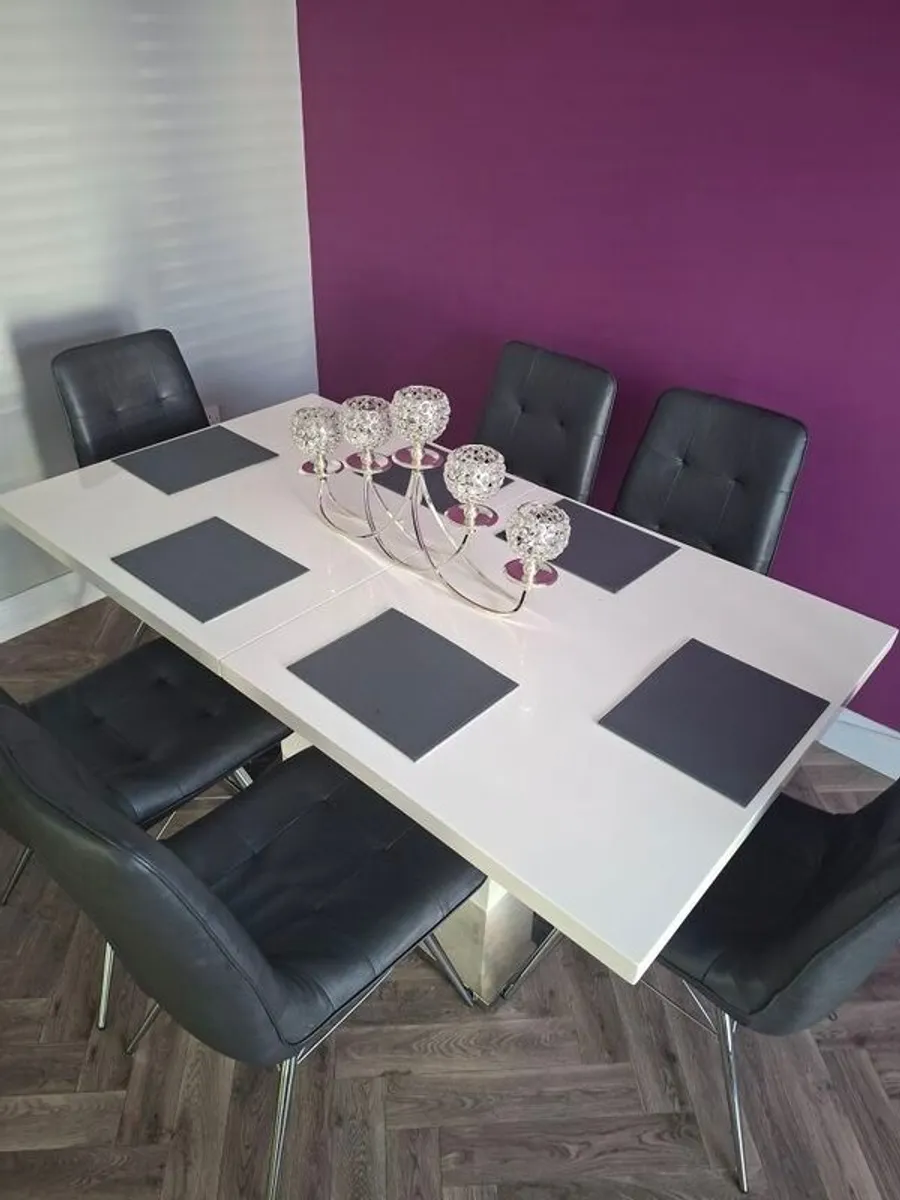 Dining table and 6 chairs - Image 2