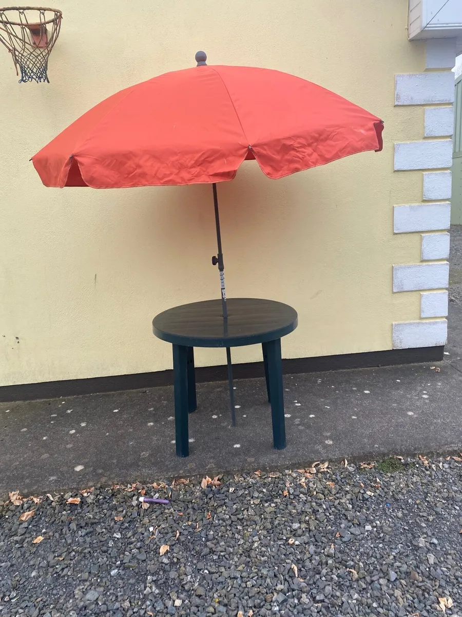 Garden table and parasol - Image 2