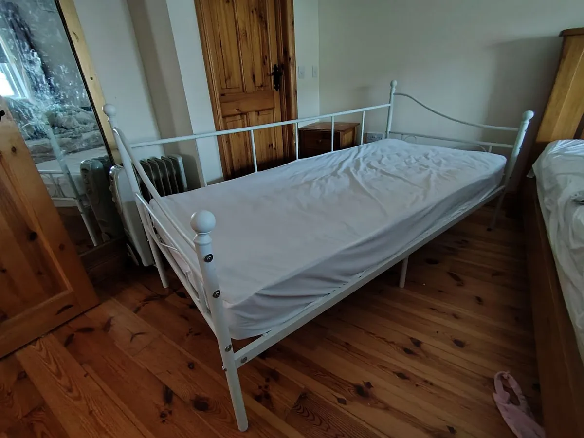 Single bed - Image 1