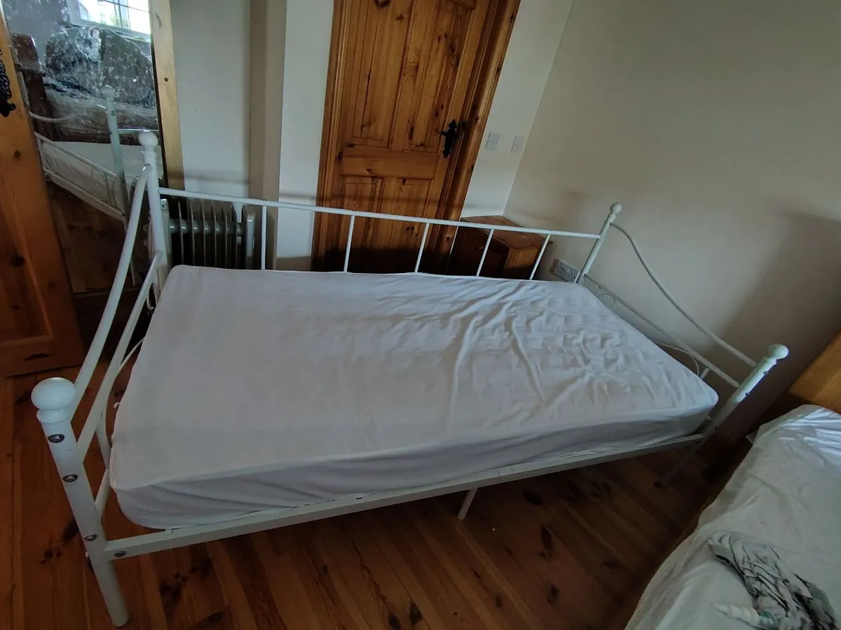 Single bed - Image 2