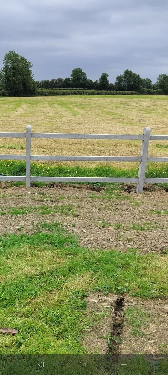 Concrete posts and rails - Image 1