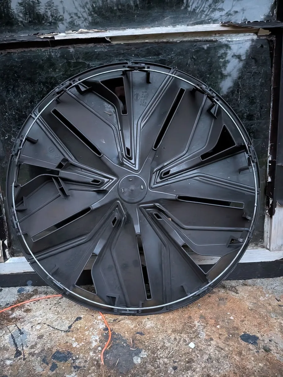Genuine Nissan Ariya 19” OEM Hubcap / Wheel Cover - Image 2