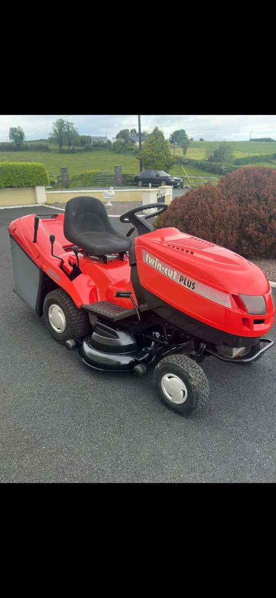 Castlegarden ride on mower - Image 1