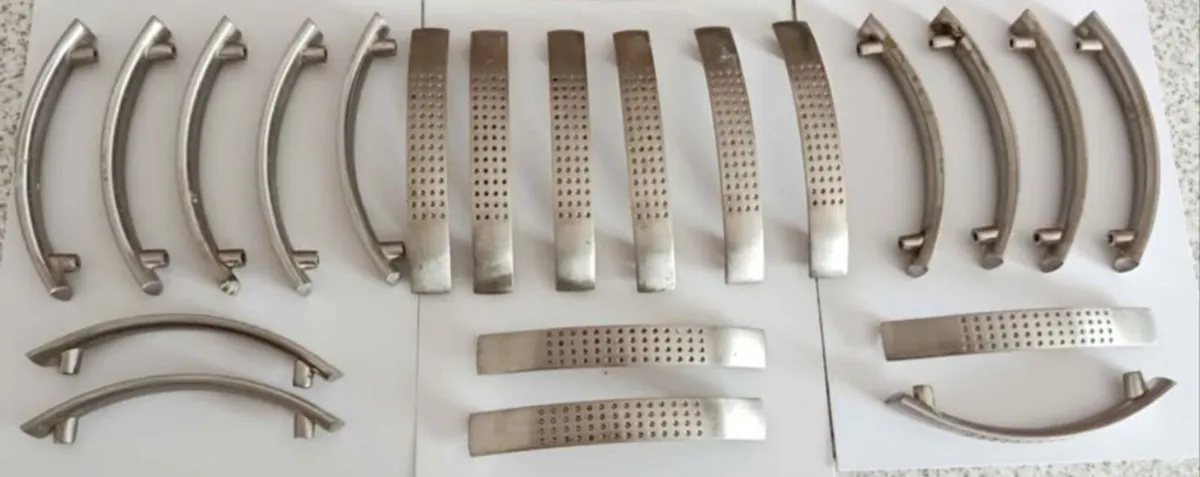Kitchen cupboard handles - Image 1