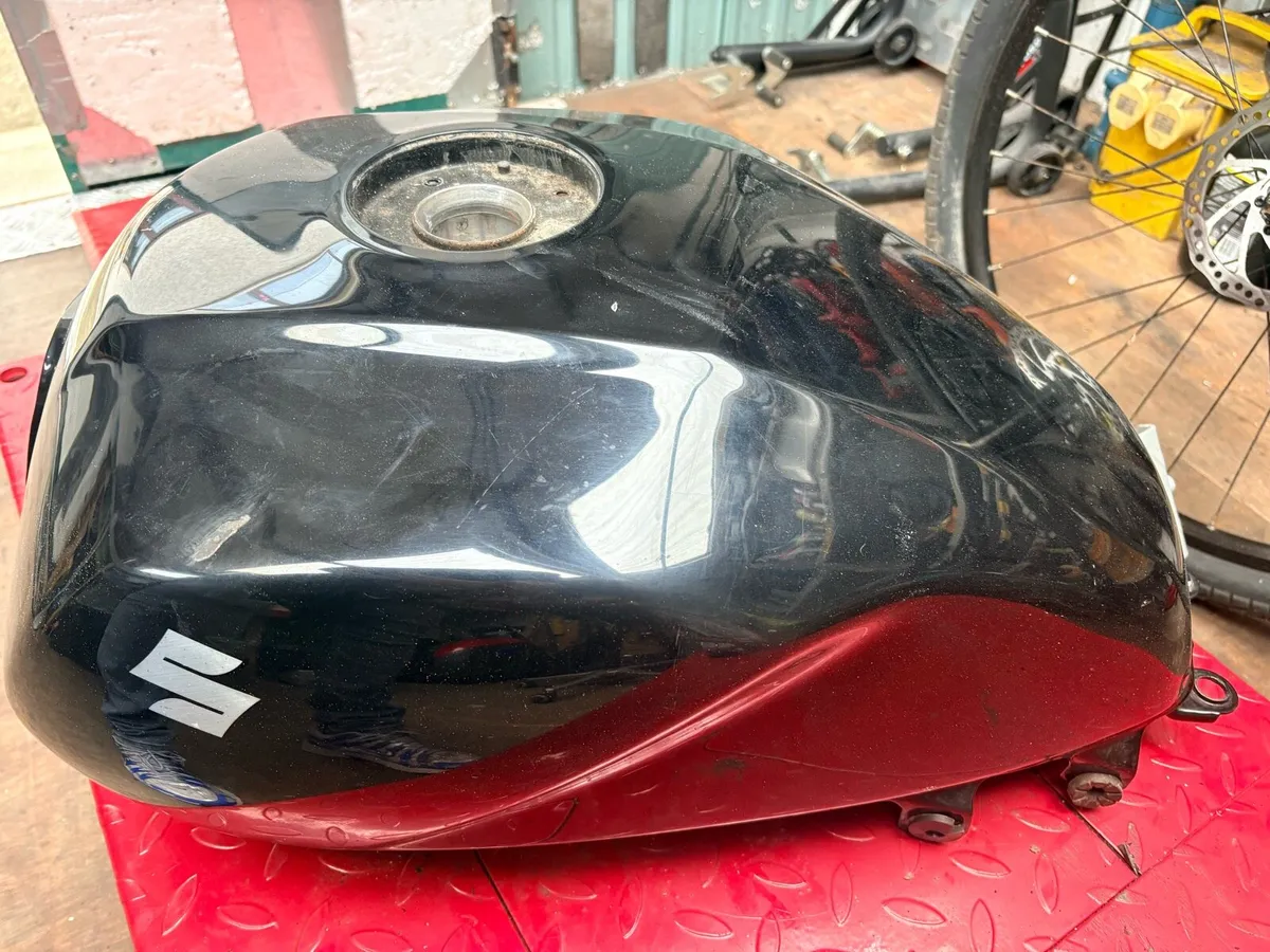 GSX 1400 petrol tank - Image 2