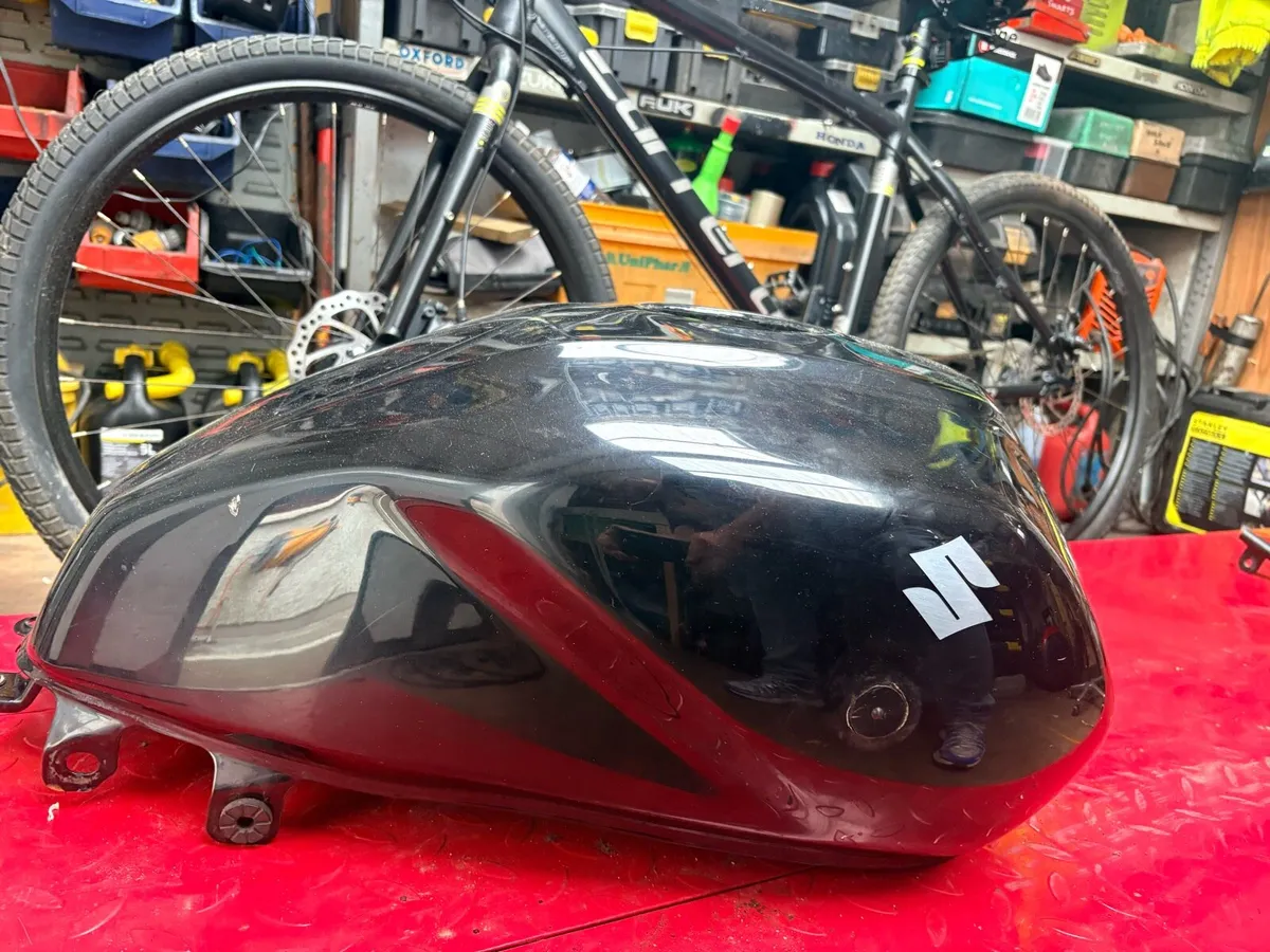 GSX 1400 petrol tank - Image 3