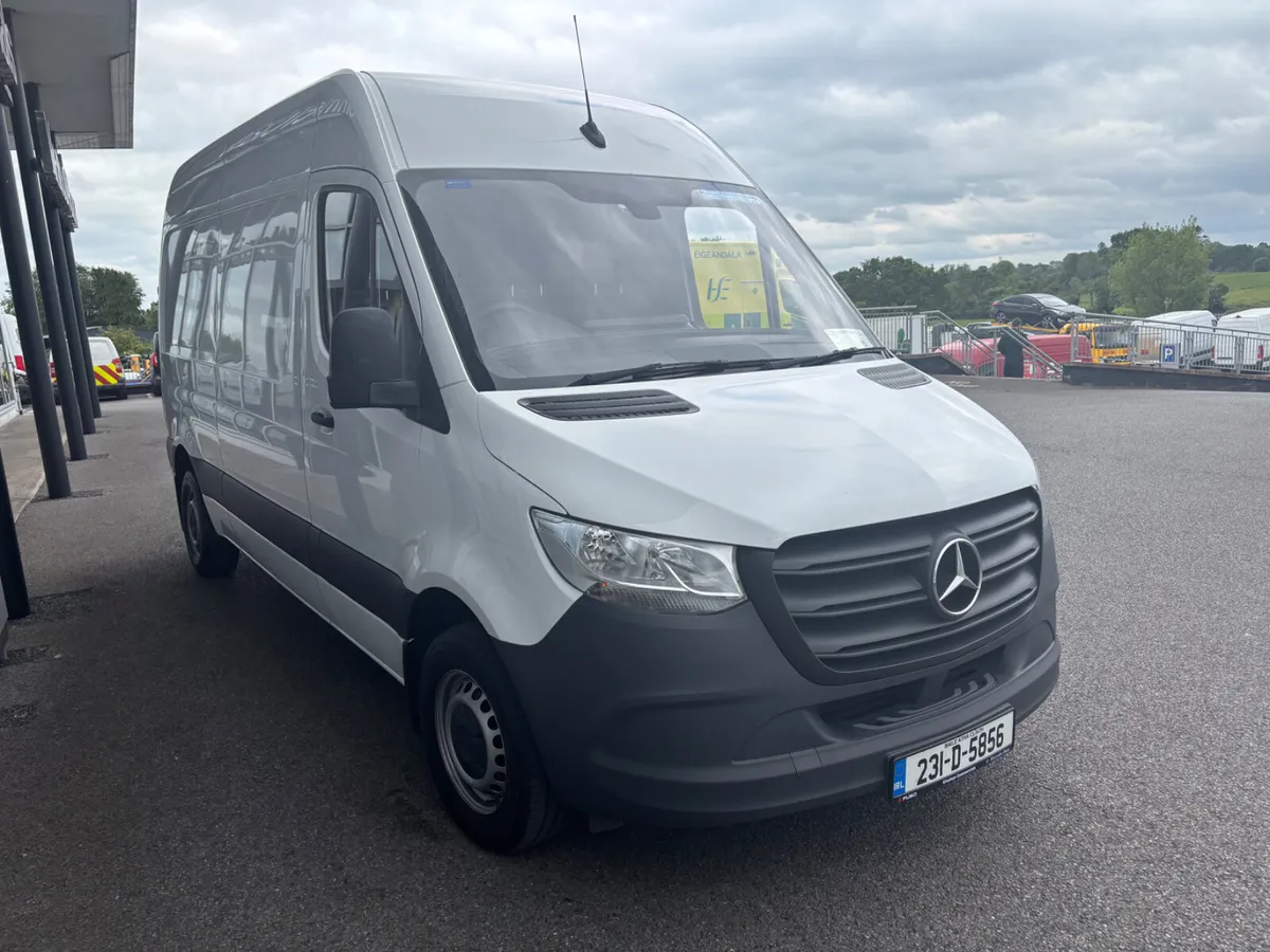 2023 Mercedes-Benz Sprinter Auto 55k kms - Image 4