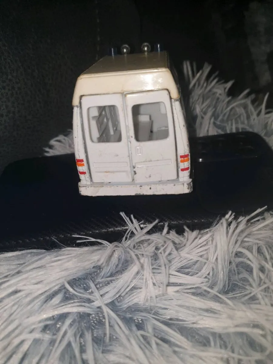 RARE 1989 FORD TRANSIT AIR AMBULANCE DIE.CAST - Image 3