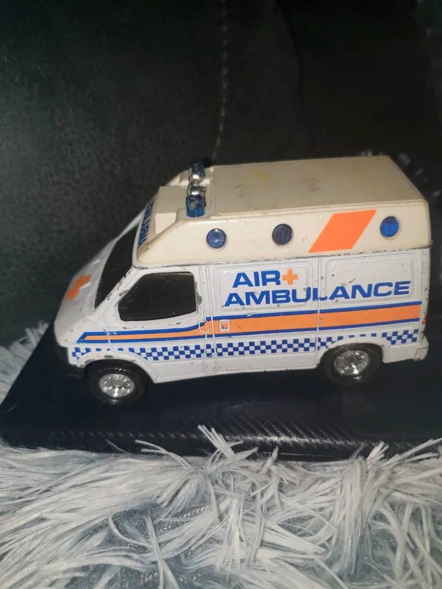 RARE 1989 FORD TRANSIT AIR AMBULANCE DIE.CAST - Image 4