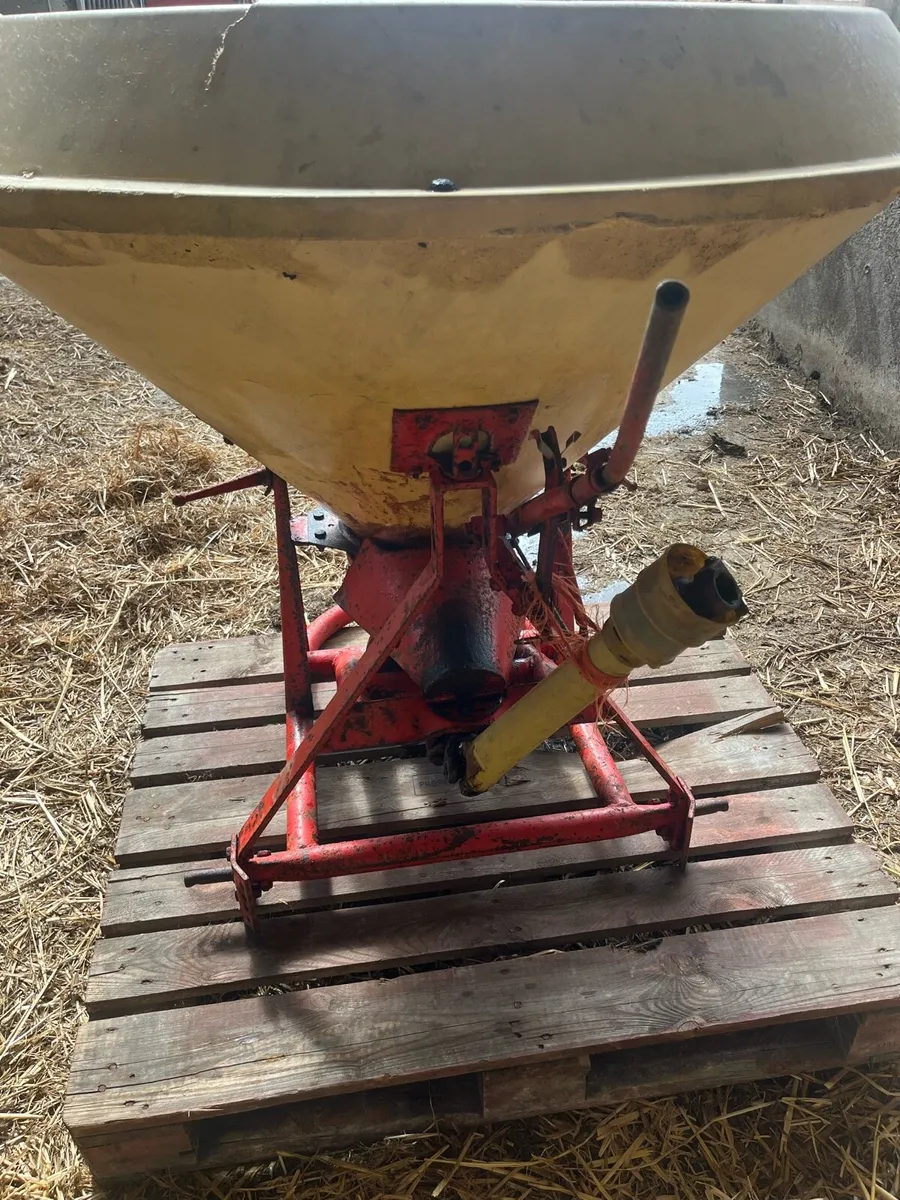 Vicon fertilizer spreader - Image 2