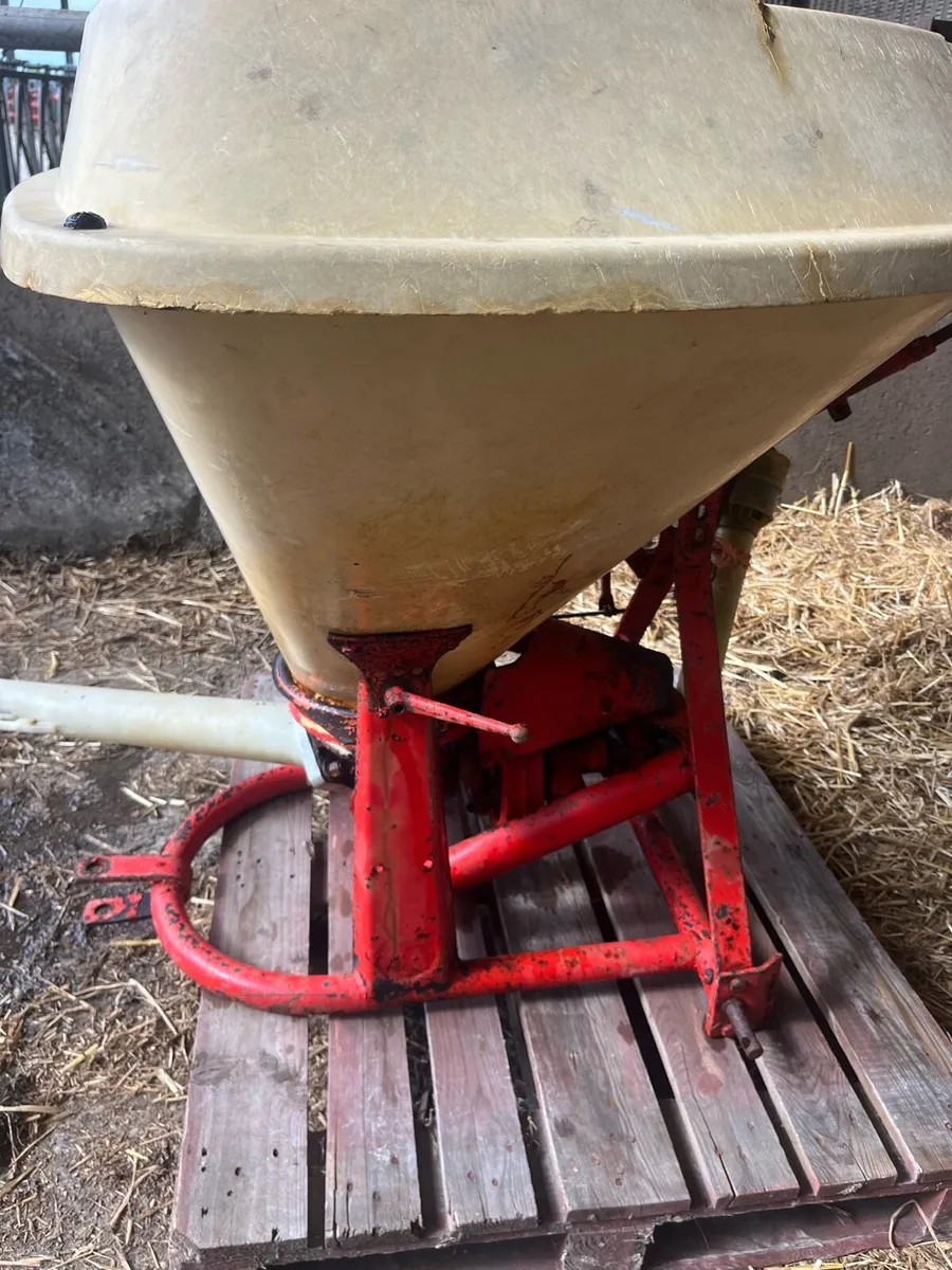 Vicon fertilizer spreader - Image 3