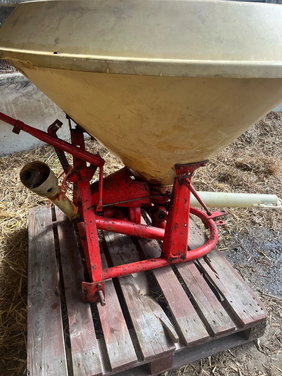 Vicon fertilizer spreader - Image 4