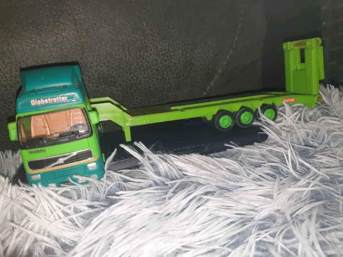 CLOBETROTTER VOLVO DIE.CAST LORRY - Image 2