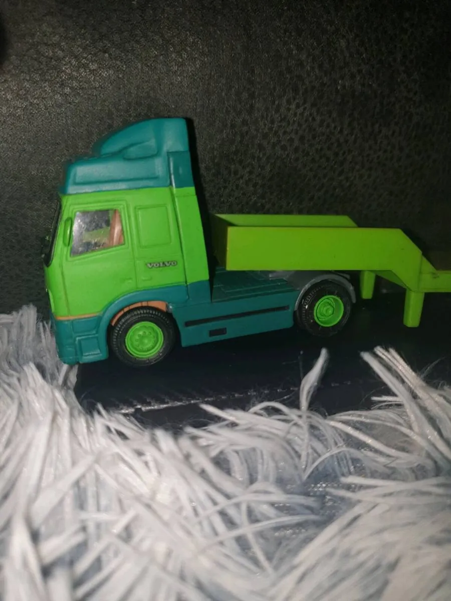 CLOBETROTTER VOLVO DIE.CAST LORRY - Image 3
