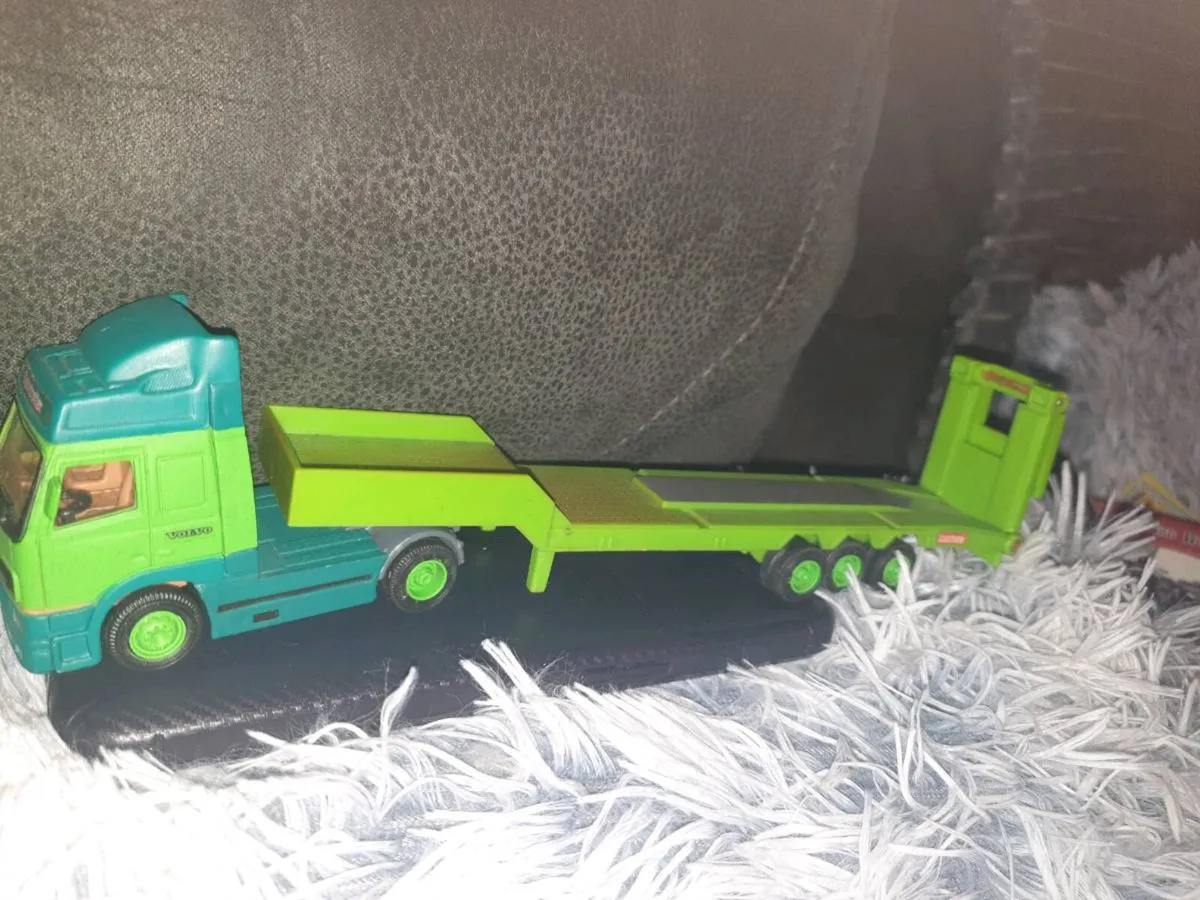 CLOBETROTTER VOLVO DIE.CAST LORRY - Image 4