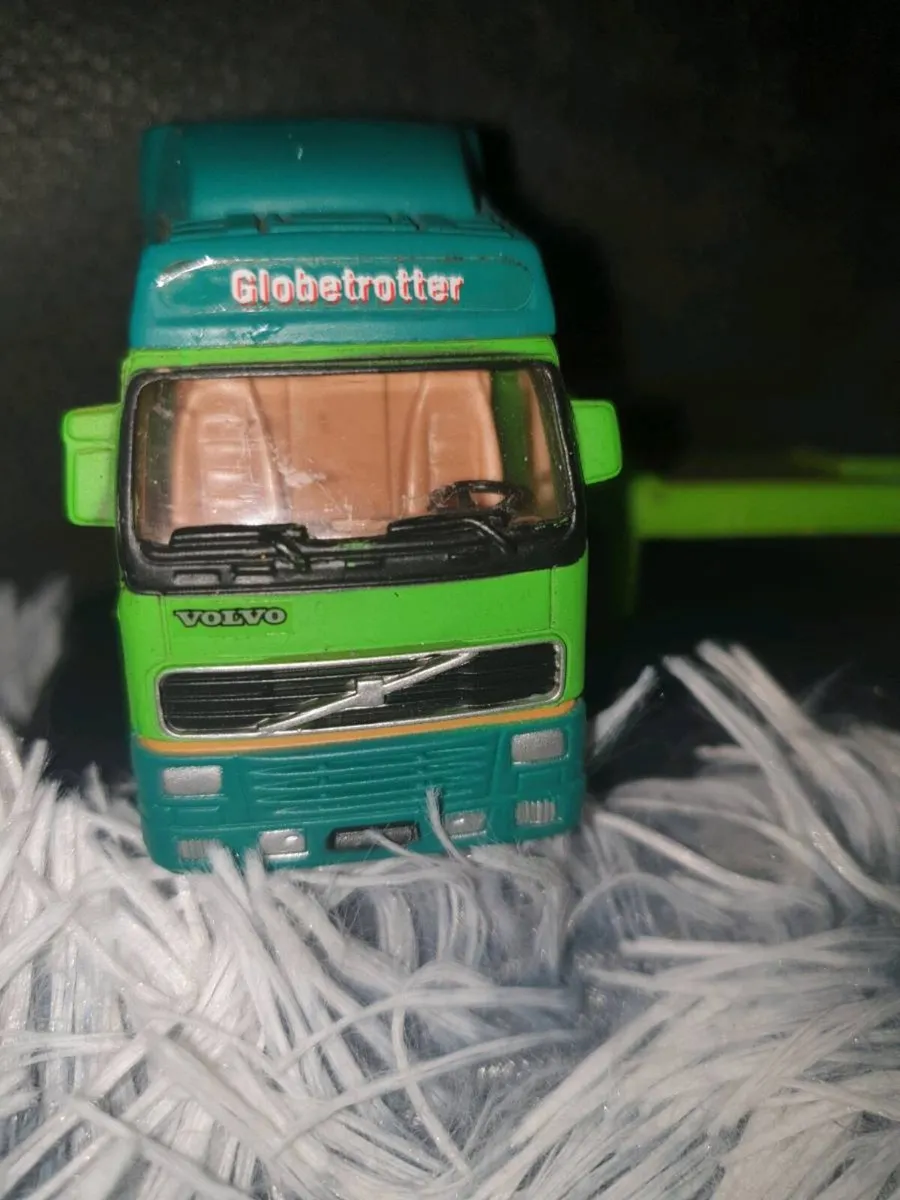 CLOBETROTTER VOLVO DIE.CAST LORRY - Image 1