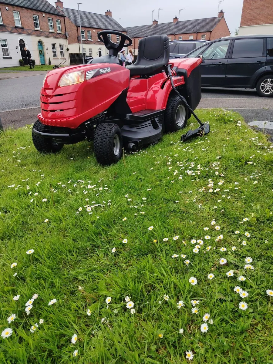 Mountfield ride on lawnmower - Image 1