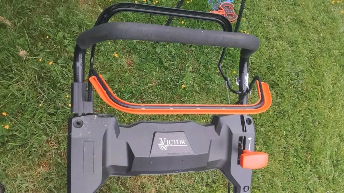 Victor self propelled push mower - Image 4
