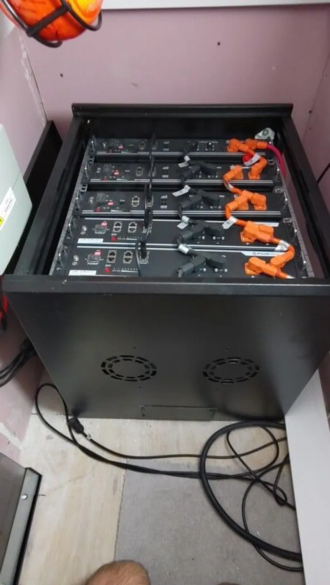 solar batteries Pylontech US2000C 48V 2.4kw x6 = 14.4kw - Image 1