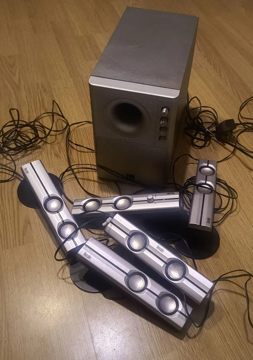 Speakers and active subwoofer 5.1 for home cinema. - Image 1