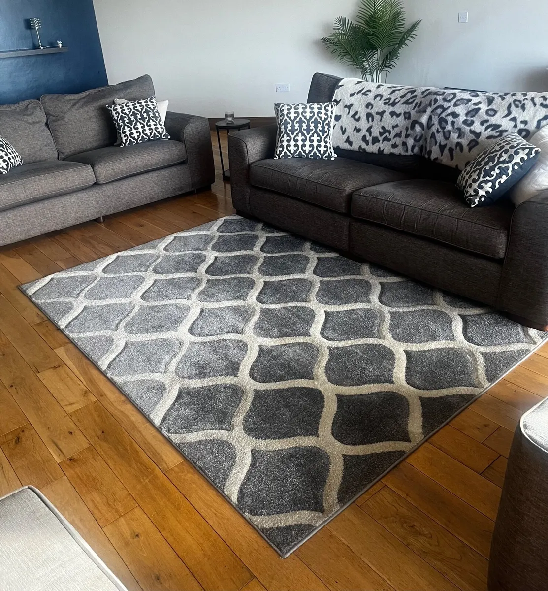 Grey and white rug - Image 1