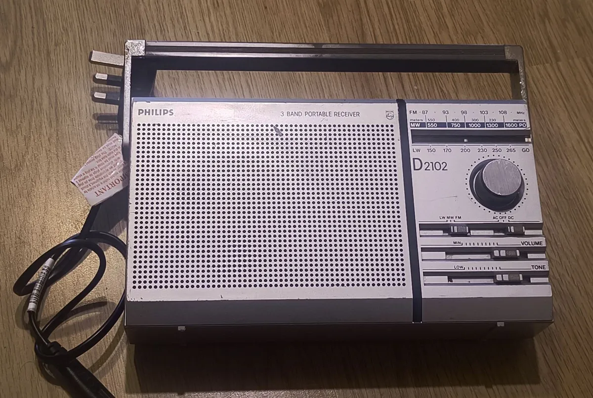 Vintage Philips D2102 portable radio - Image 1