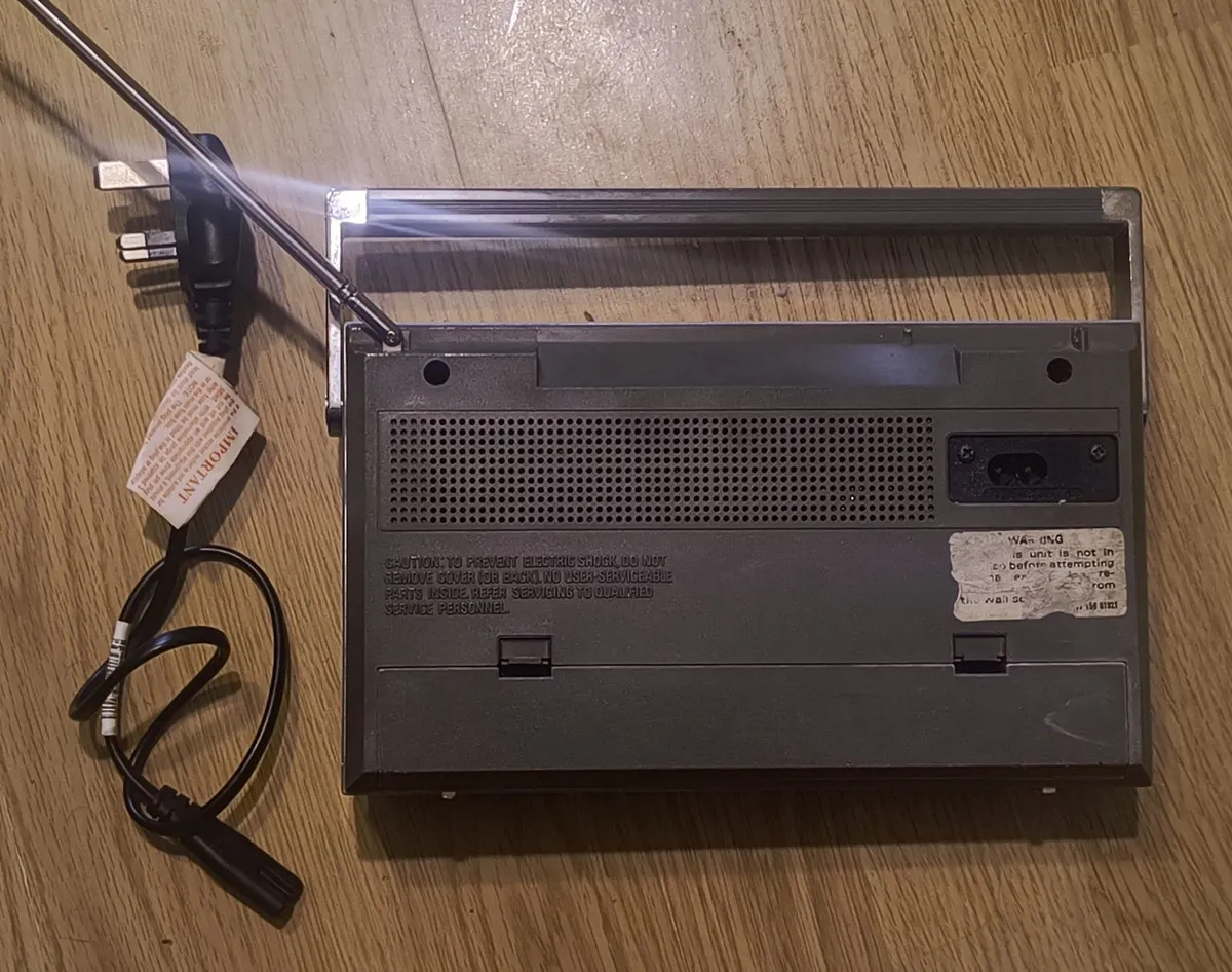 Vintage Philips D2102 portable radio - Image 4