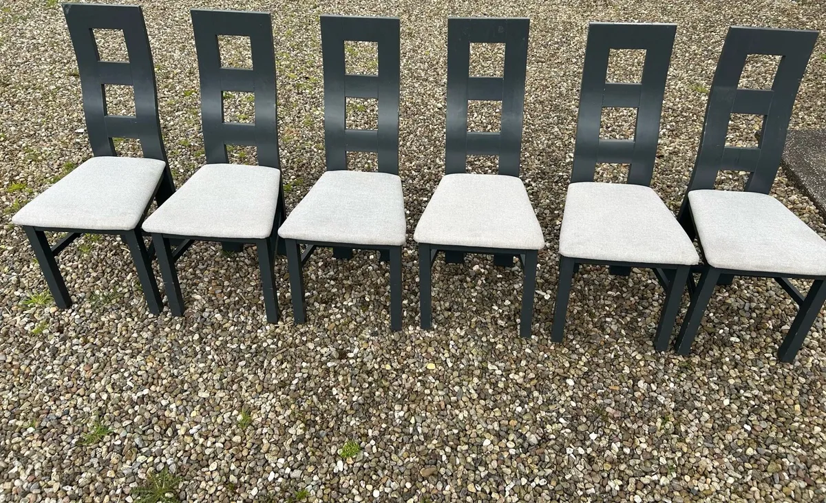 6 Chairs - Image 1